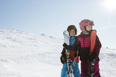 Kinder beim Skifahren in den Bergen - JOHF01221