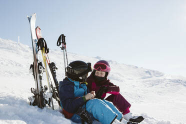 Kinder ruhen sich beim Skifahren in den Bergen aus - JOHF01222