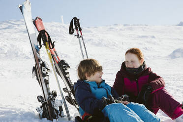 Kinder ruhen sich beim Skifahren in den Bergen aus - JOHF01223