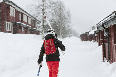 Skifahrer im Skigebiet - JOHF01239