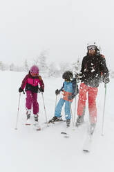 Family on ski slope - JOHF01248