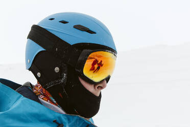 Boy wearing ski goggles - JOHF01254