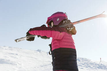 Mädchen trägt Skier - JOHF01256