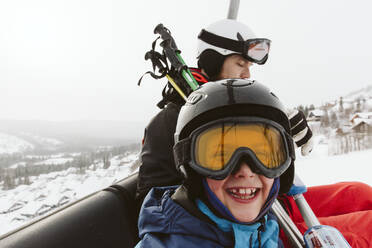 Junge und Mann am Skilift - JOHF01259