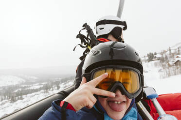 Junge und Mann am Skilift - JOHF01260