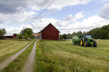 Traktor auf dem Feld - JOHF01269