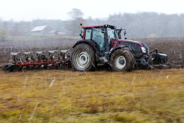 Traktor auf dem Feld - JOHF01274