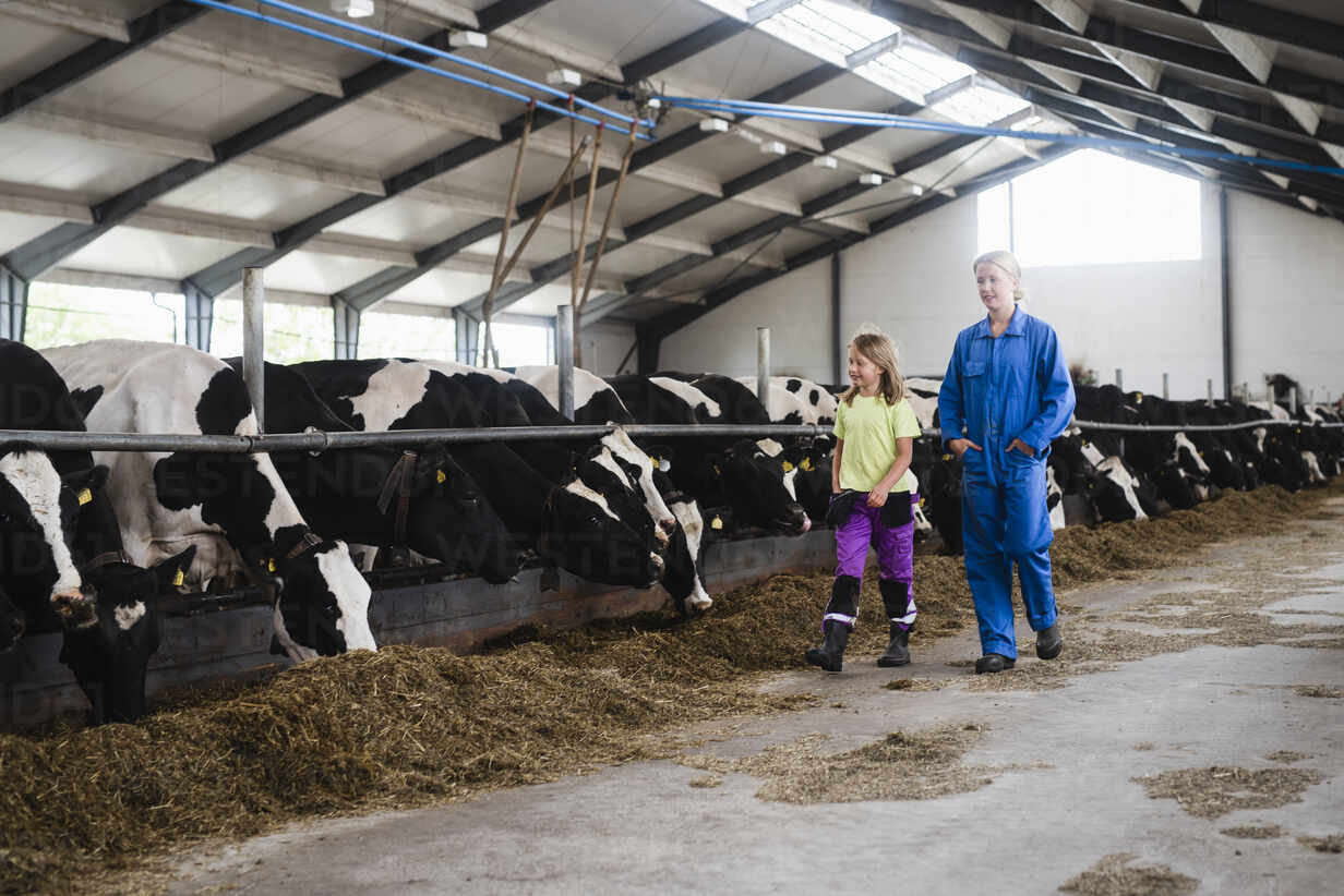 Frau Mit Tochter Im Kuhstall Lizenzfreies Stockfoto 7444