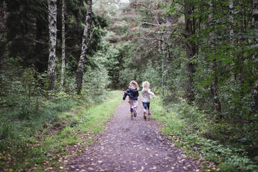 Mädchen laufen durch den Wald - JOHF01369