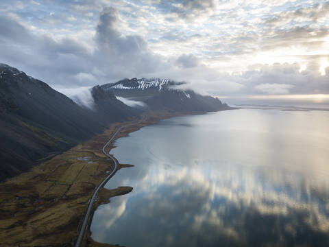 Island, Wolken spiegeln sich im Jokulsarlon-See, lizenzfreies Stockfoto