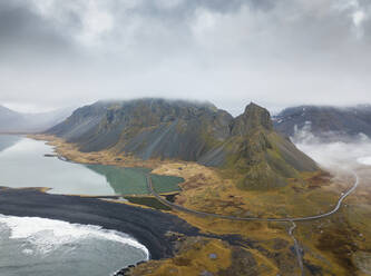Island, Luftaufnahme der leeren Autobahn um die Berge, die den See Jokulsarlon umgeben - DAMF00067