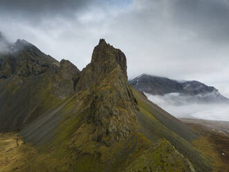 Iceland, Rough brown mountains along shore of Jokulsarlon - DAMF00068