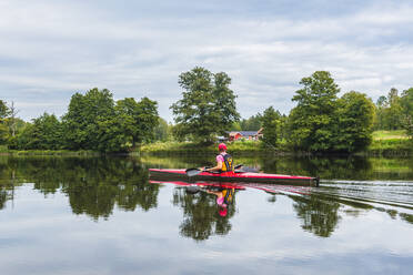 Mann fährt Kajak auf dem Fluss - JOHF01392