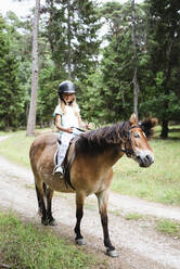 Mädchen reitet Pferd - JOHF01435