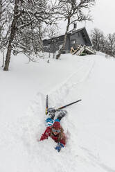 Gestürzter Skifahrer im Tiefschnee liegend - JOHF01455