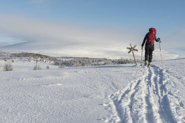 Person beim Skifahren - JOHF01475