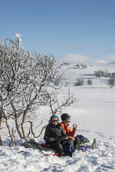 Couple of skiers relaxing - JOHF01476