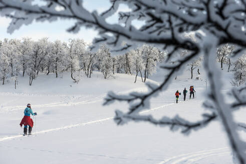 Menschen beim Skifahren - JOHF01485