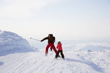 Vater und Sohn beim Skifahren - JOHF01583