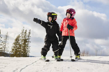 Kids skiing - JOHF01586