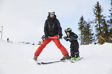 Vater und Sohn beim Skifahren - JOHF01589