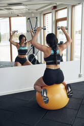 Frau trainiert im Fitnessstudio - JOHF01630