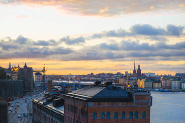 Stadt bei Sonnenuntergang - JOHF01685