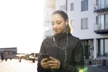 Woman listening music - JOHF01693