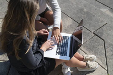 Junge Frauen mit Laptop - JOHF01700