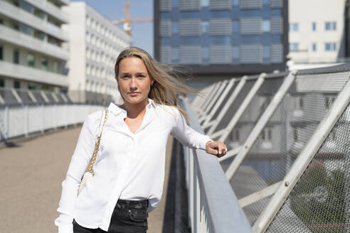 Frau auf Fußgängerbrücke stehend - JOHF01702