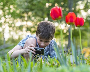 Fotografierender Junge - JOHF01718