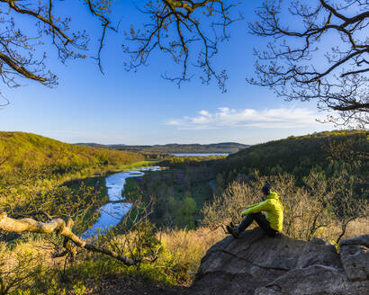 Wanderer mit Blick auf den Fluss - JOHF01725