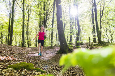 Frau joggt im Wald - JOHF01741