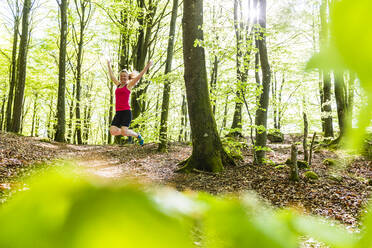 Frau joggt im Wald - JOHF01742