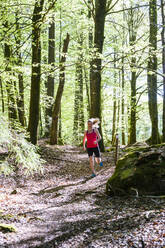 Frau joggt im Wald - JOHF01744