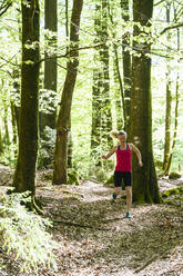 Frau joggt im Wald - JOHF01745