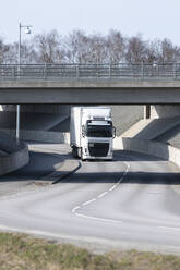Lkw unter Viadukt - JOHF01768