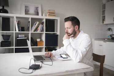 Mann arbeitet im Büro - JOHF01816