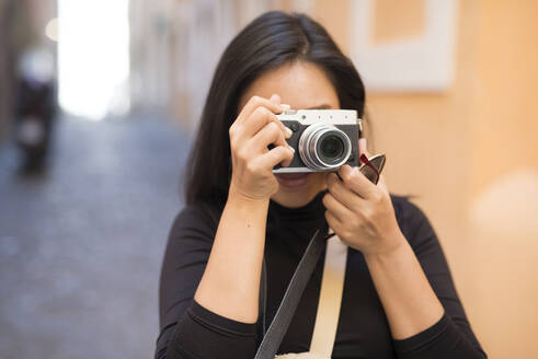 Junge Frau beim Fotografieren - JOHF01825