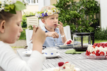 Children eating outside - JOHF01839