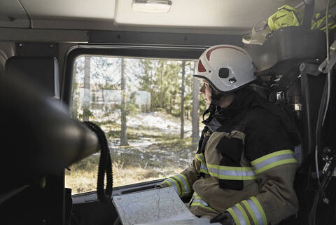 Feuerwehrmann im Auto, lizenzfreies Stockfoto