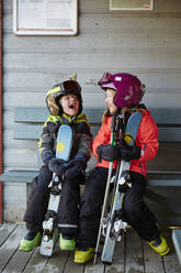 Bruder und Schwester in Skikleidung - JOHF01890