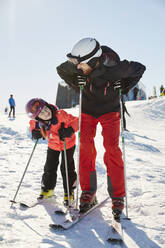 Vater und Sohn beim Skifahren - JOHF01901