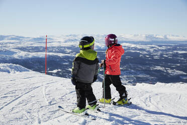 Boys skiing - JOHF01904