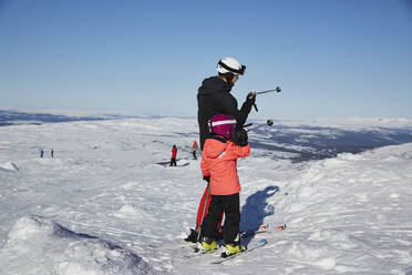 Vater und Sohn beim Skifahren - JOHF01907