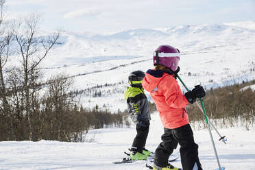 Boys skiing - JOHF01909