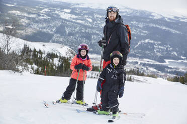 Vater und Söhne beim Skifahren - JOHF01931