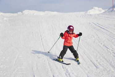 Girl skiing - JOHF01932