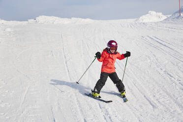 Mädchen beim Skifahren - JOHF01932