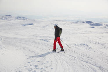 Man skiing - JOHF01934